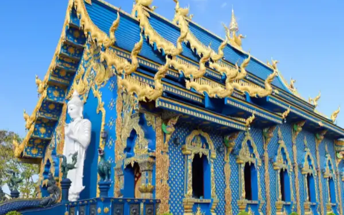 Синий храм Wat Rong Suea Ten (Blue Temple) в Чианграе
