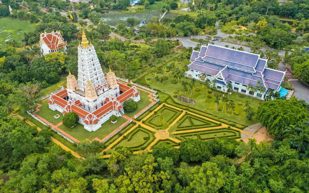 Храм Ват Ян Wat Yansangwararam Woramahawihan рядом с Паттайей