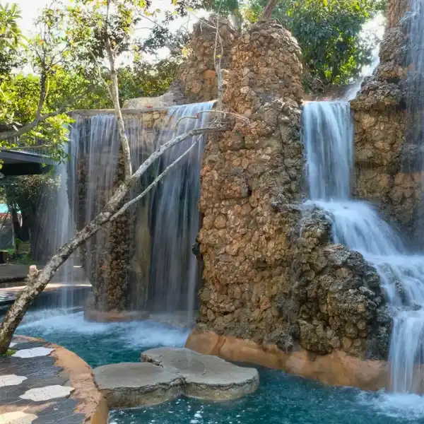 Dantewada Café — джунгли, река, водопад и грот