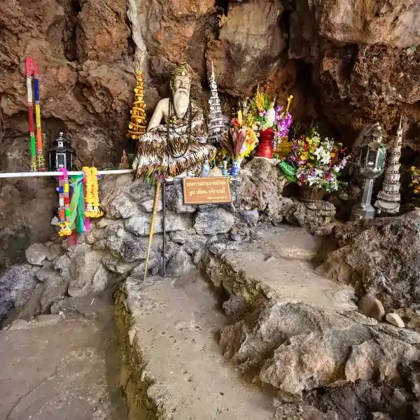 Wat Tham Pla — гроты и озёра с кои