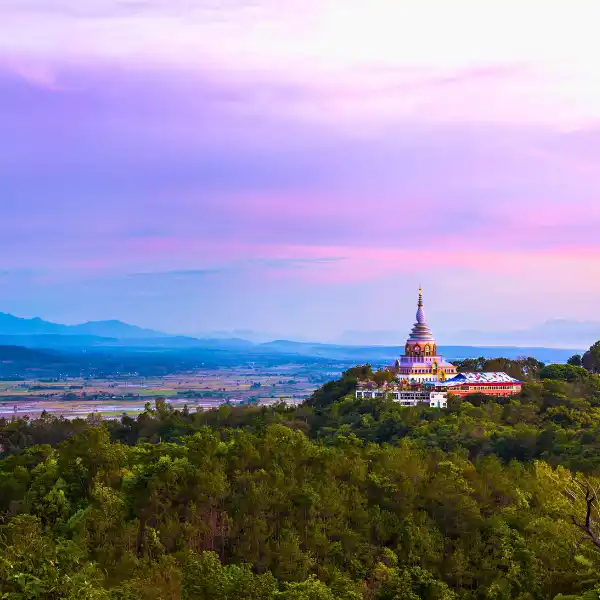 Wat Thaton — многоярусная чеди над долиной реки Кок